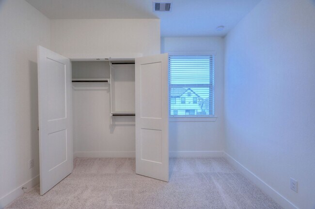 Building Photo - 1535 Crystal Stream Dr