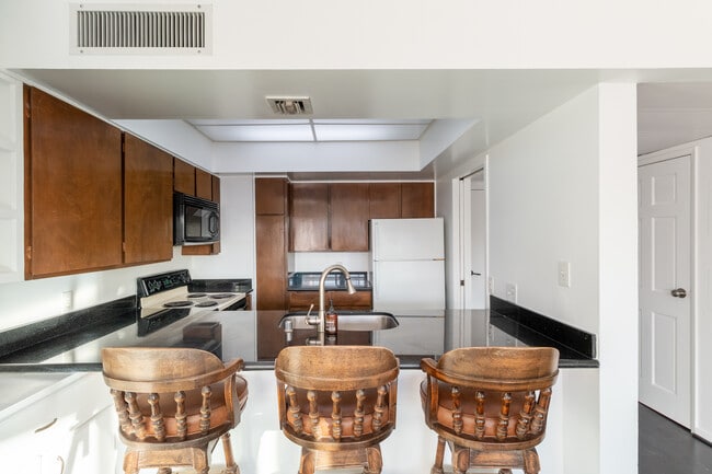 Building Photo - 7135 Hollywood Blvd