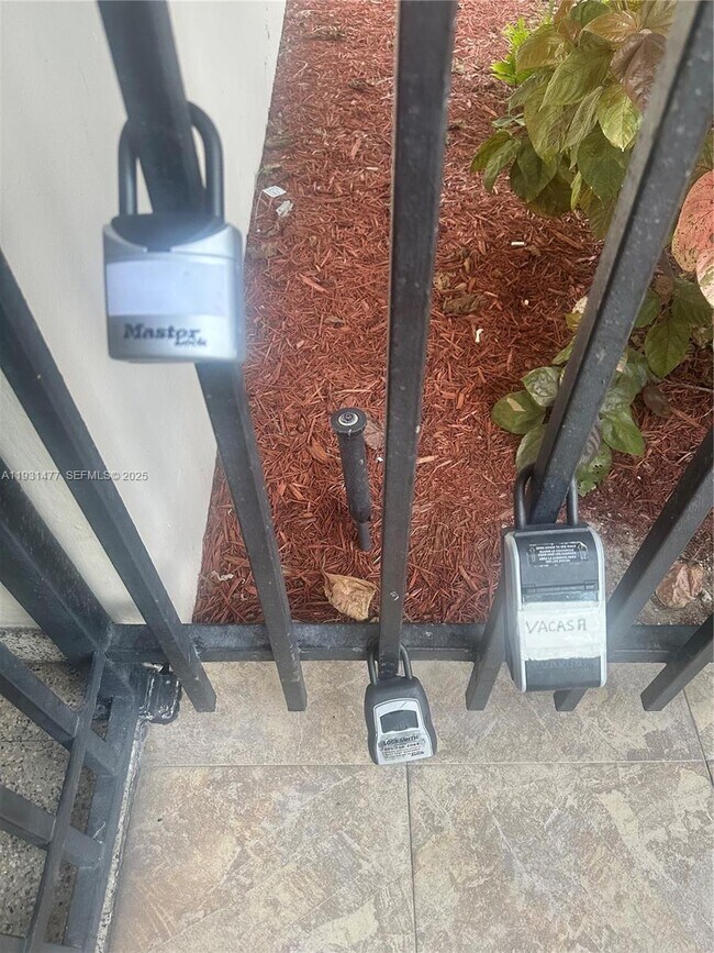 Building Photo - 1150 Collins Ave