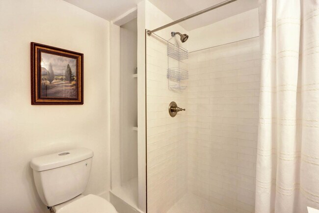 Building Photo - 306 E Victory Dr