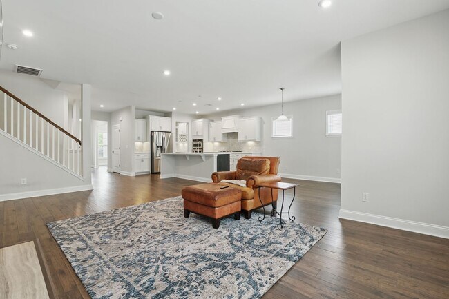 Building Photo - Spacious 5 Bedroom Home in Richmond Hill’s Waterways Community