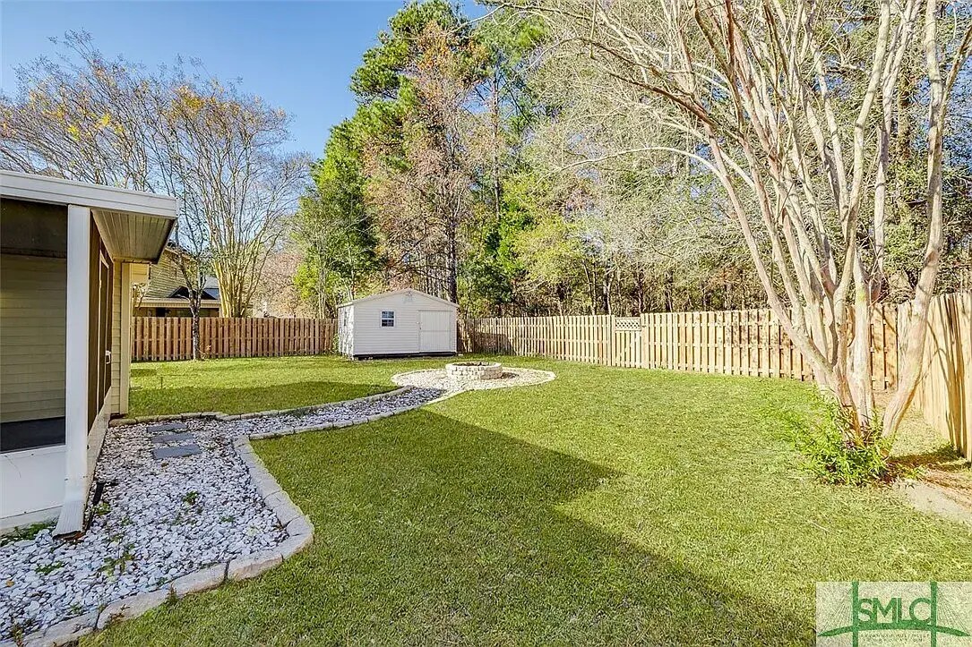 Building Photo - 165 Village Lake Dr