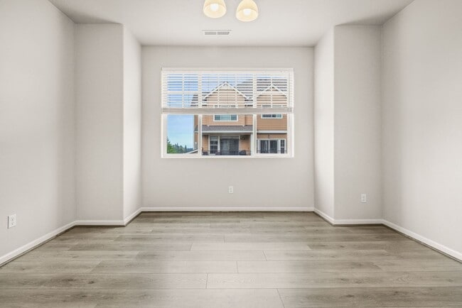 Building Photo - 7163 NW Eleanor Ave