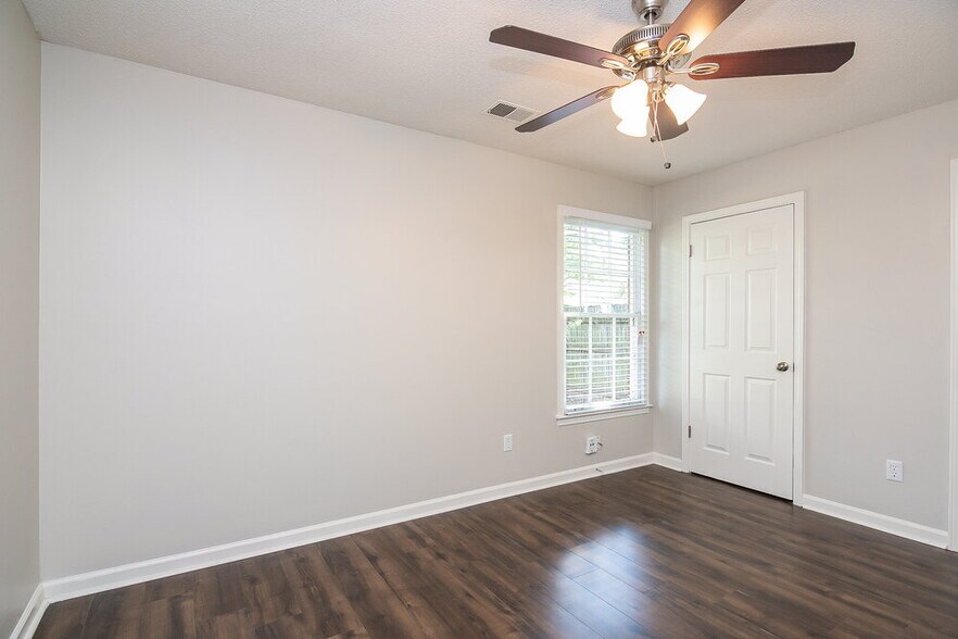 Building Photo - 8159 Creekside Cir N