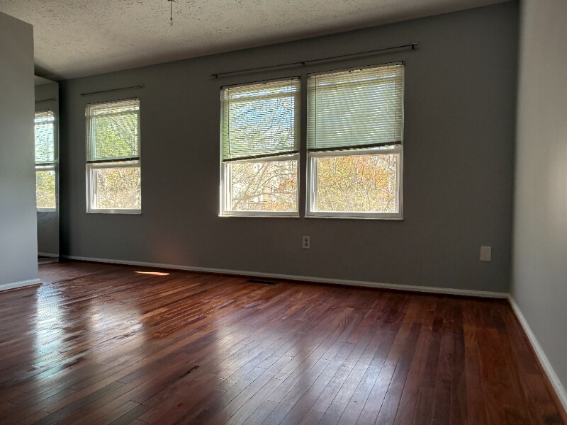 Building Photo - 102 Smoothleaf Ln