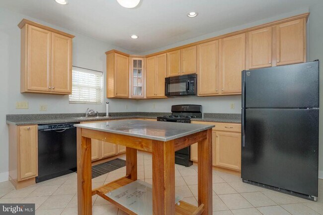 Building Photo - 224 N Milton Ave