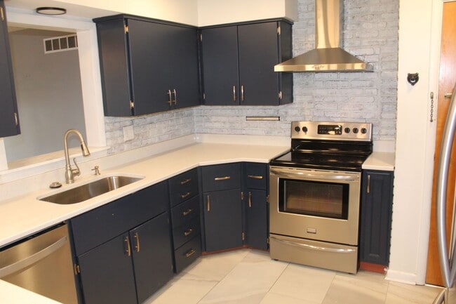 Building Photo - 4 Bedroom Ranch Home in Avon!