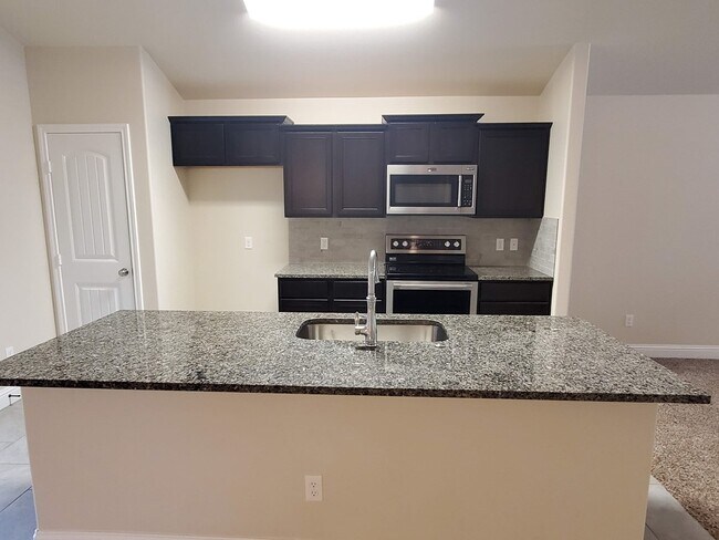 Building Photo - 710 E 94th St