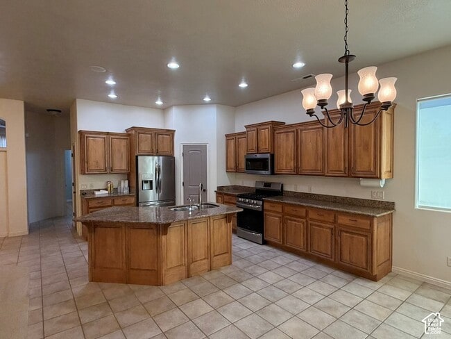Building Photo - 2596 Hidden Canyon Dr
