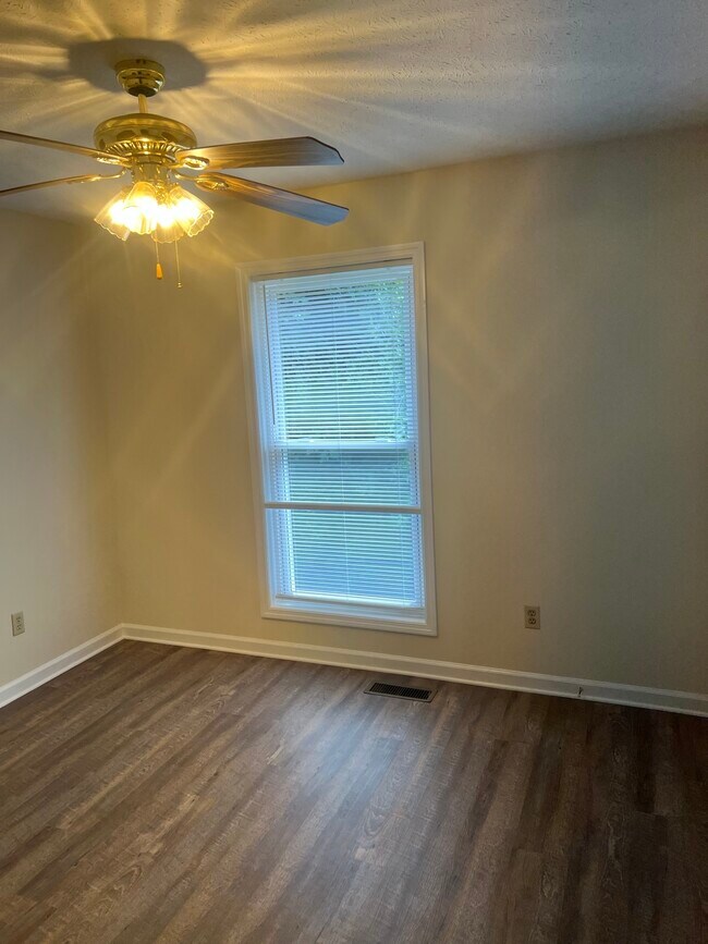 Building Photo - 1032 Brookview Dr