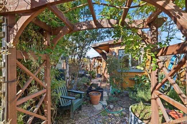 Building Photo - 820 Almar Ave