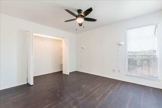 Building Photo - Welcome to the Northwest Hills 2 bd/2 bath condo