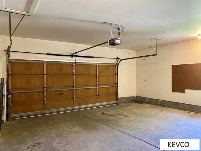 Building Photo - Wonderful Home in Campus West!