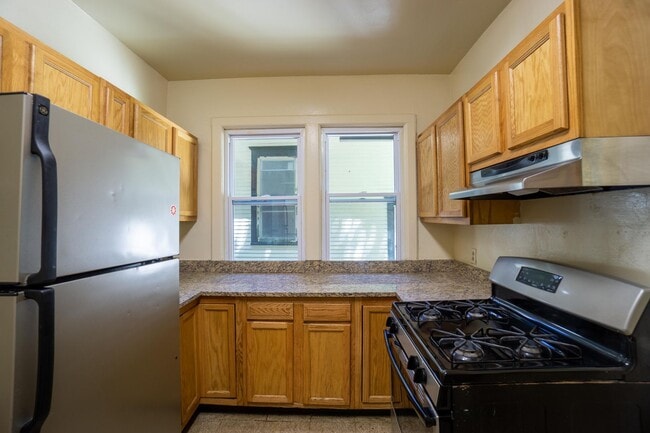 Building Photo - Available 6/1/26 Single Family Home Near C...