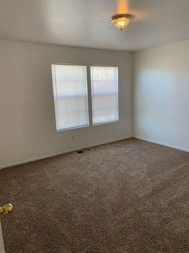 Building Photo - 2 WEEKS FREE RENT November Special - Beaut...