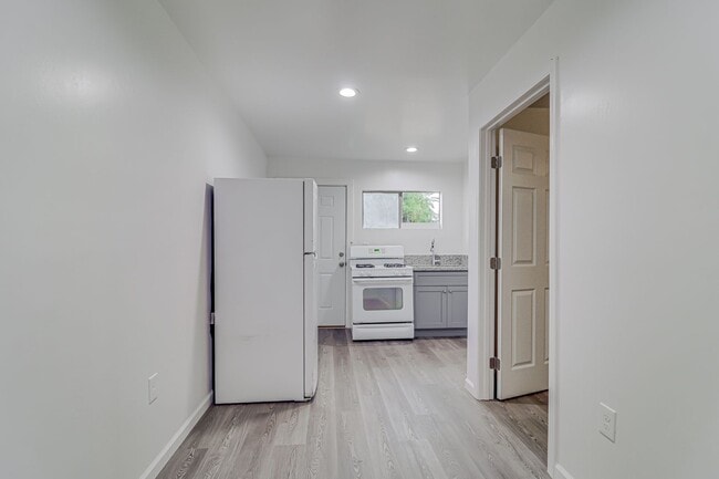 Building Photo - Remodeled 1 Bed with Private Yard & Parking – Don’t Miss This!