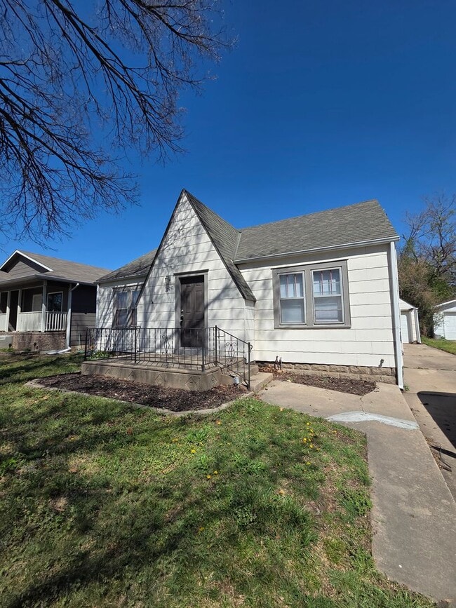 Building Photo - 720 W Dayton Ave