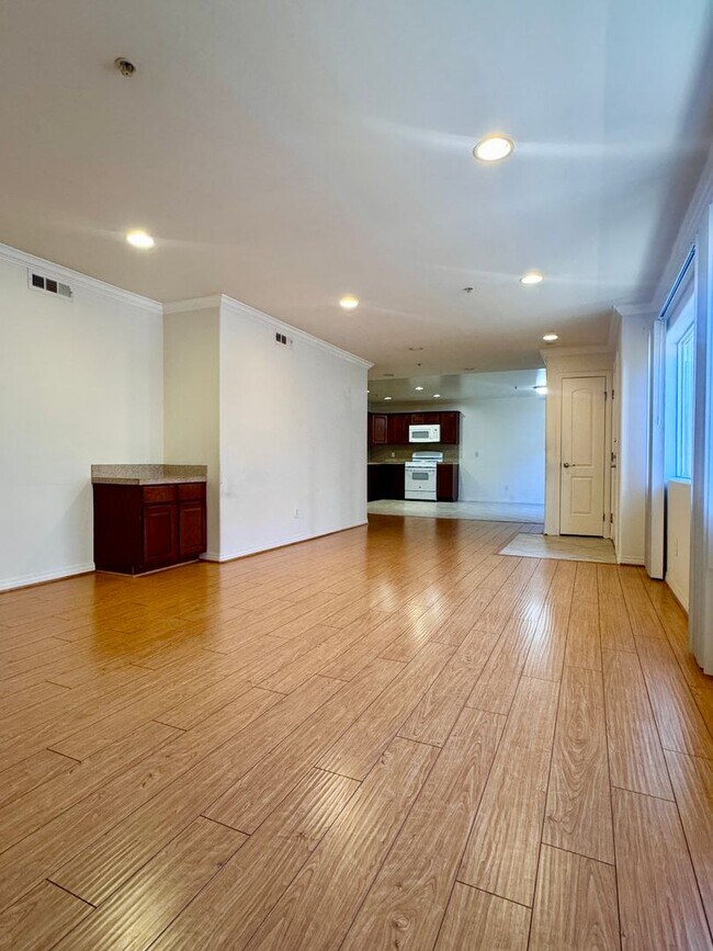 Building Photo - 3 Bedroom 2 Bath Penthouse condo in Van Nuys