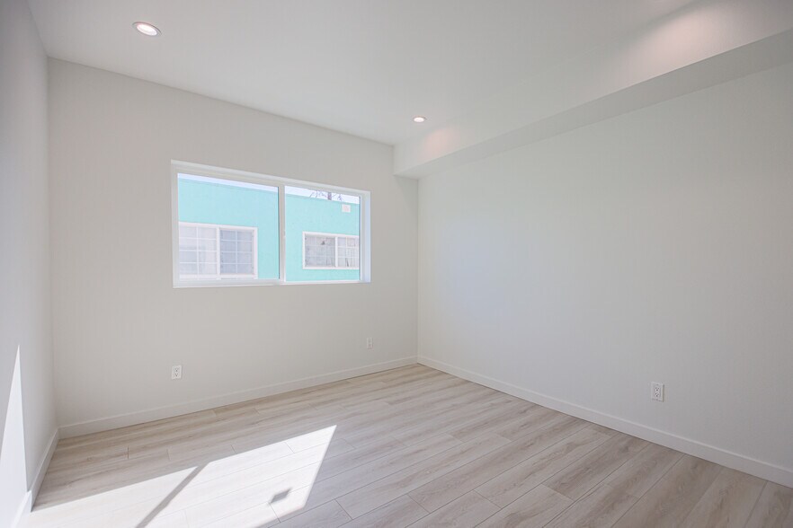 Building Photo - 2811 S Cloverdale Ave