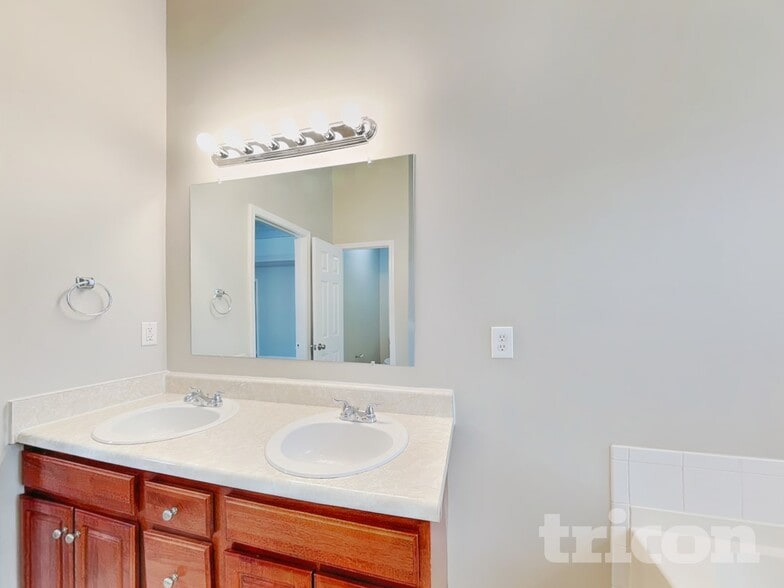 Building Photo - 5005 Eagle Creek Dr