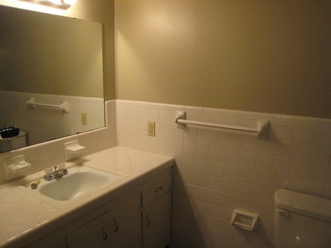 Building Photo - 1127 Lake Dr