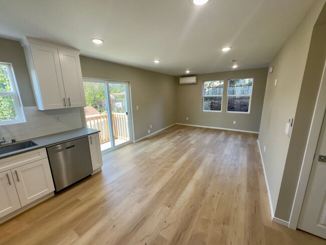 Building Photo - 3 Bd / 3 Ba Seattle Home