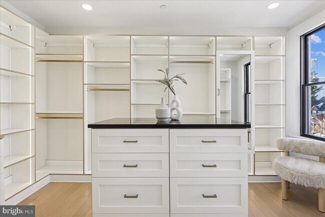 Building Photo - 4428 Albemarle St NW