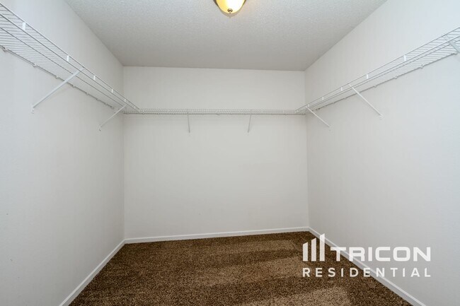 Building Photo - 10770 Parker Dr