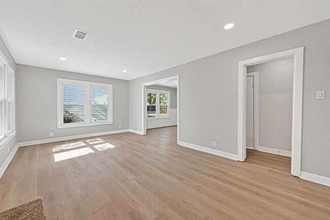 Building Photo - 729 Loggins Dr