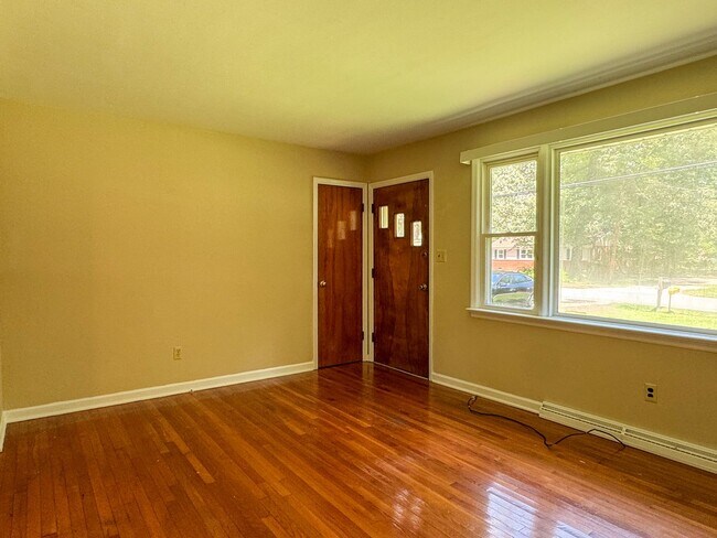 Building Photo - 1004 S Park Dr