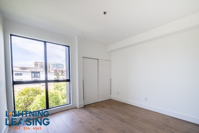 Building Photo - 8811 Burton Way