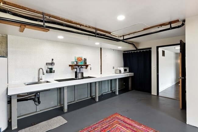 Building Photo - Stunning 1 Bed + Bonus Room/1 Bath Lower-L...