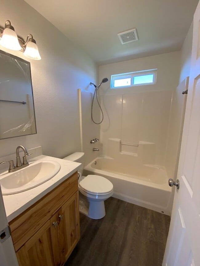 Building Photo - Beautifully done, 2/1 house in Eureka