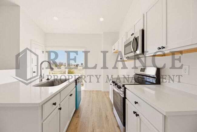 Building Photo - 5241 N Pinecrest Ct