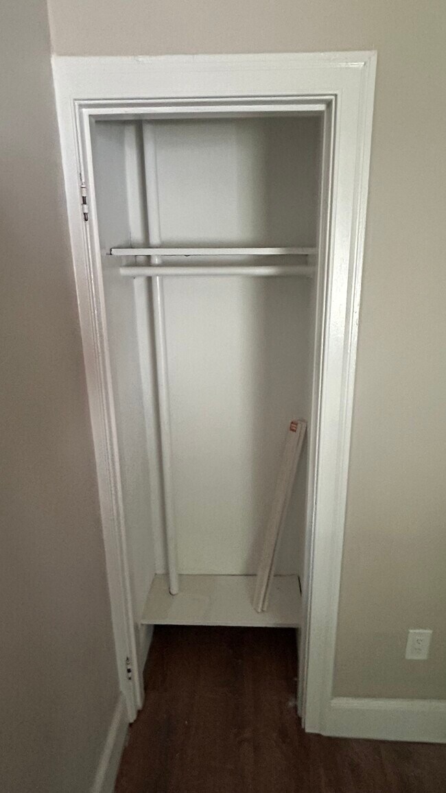 Building Photo - 121 Maple St