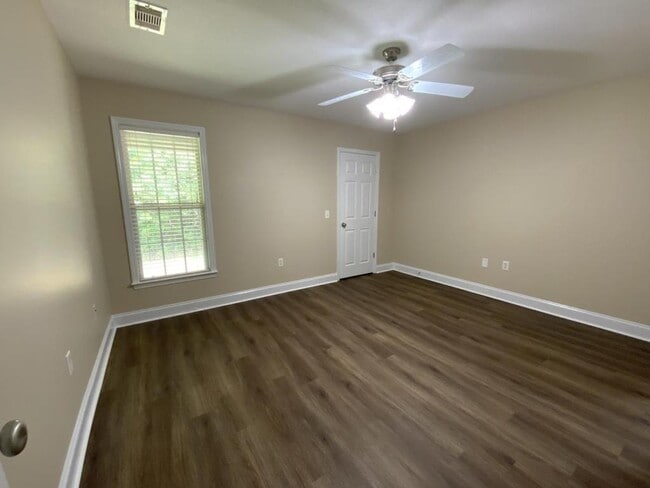 Building Photo - 104 Lakeview Commons Dr