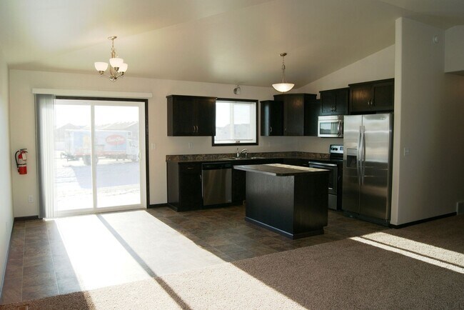 Building Photo - 4 Bed 3 Bath Single Family Home