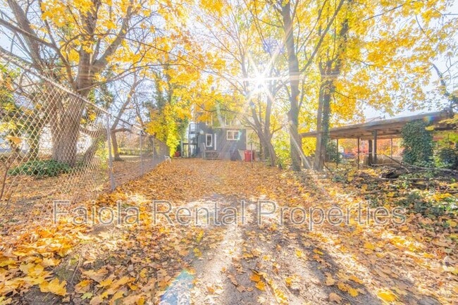 Building Photo - 573 E Commerce St