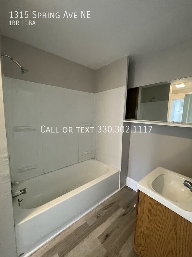 Building Photo - One bedroom one bathroom second level apar...