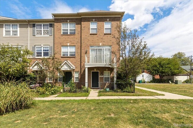 Primary Photo - 1048 Lakepointe St
