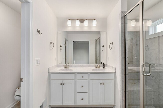 Building Photo - LIKE-NEW 3-LEVEL TOWNHOME IN FREDERICKSBURG