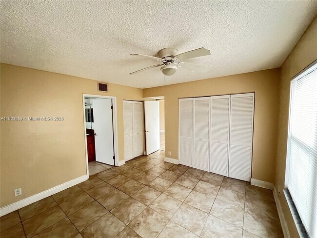 Building Photo - 1523 Lake Crystal Dr