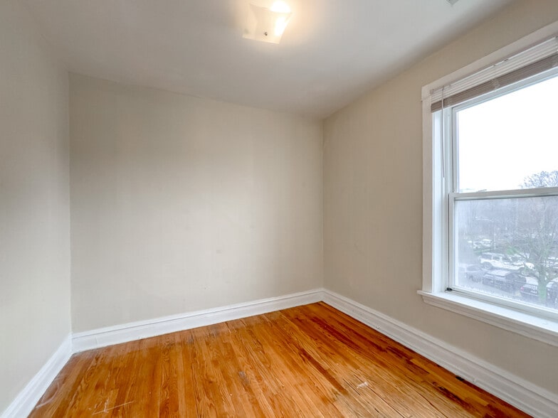 Building Photo - 5000 N Sawyer Ave