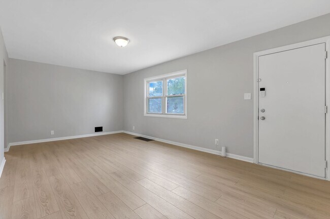 Building Photo - 307 S Wheatland Ave