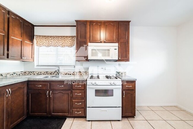 Building Photo - 2.5 bed 2 bath home for rent in Pico Rivera CA ready to move