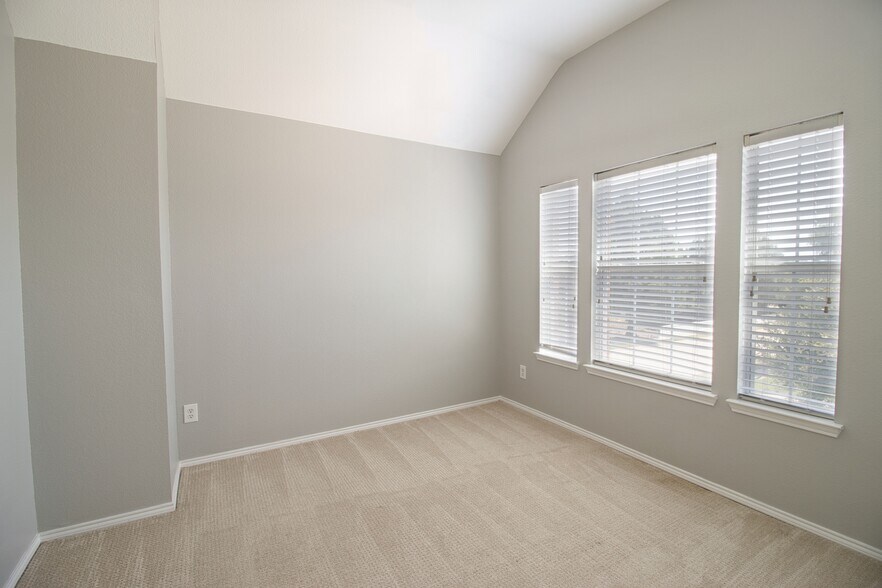 Building Photo - 9961 Delamere Dr