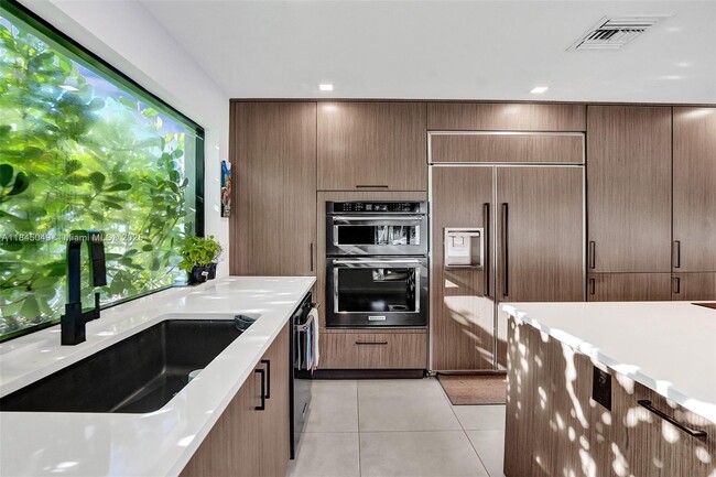 Building Photo - 1021 Guava Isle
