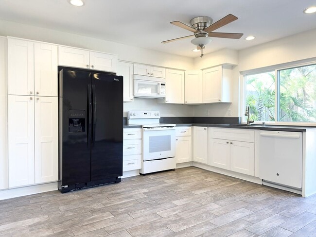 Building Photo - Spacious Townhome in Desirable Tiburon Community!