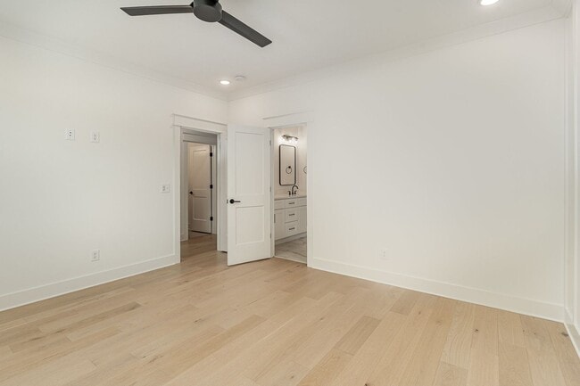 Building Photo - Stunning!