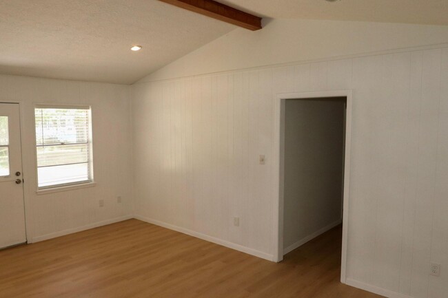 Building Photo - 109 Halo Dr